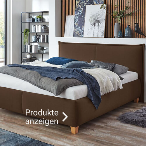 Braunes Polsterbett mit Decke und Kissen