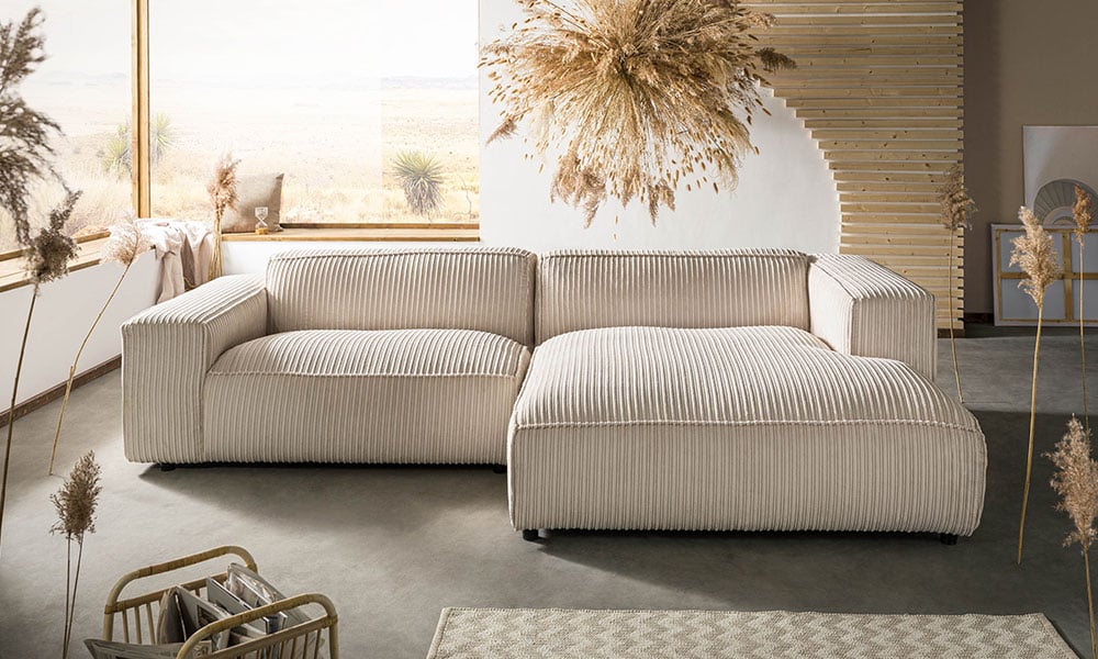 Beiges Bigsofa mit Deko im Boho-Stil