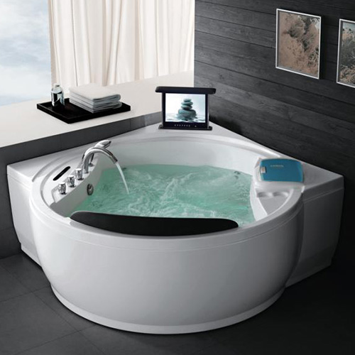 Es ist eine Whirlpool Badewanne abegbildet