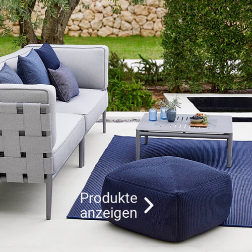 blauer Outdoor-Sitzsack mit Sofa und Tisch