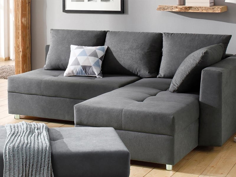 Kleines, graues Ecksofa im minimalisitschen Stil