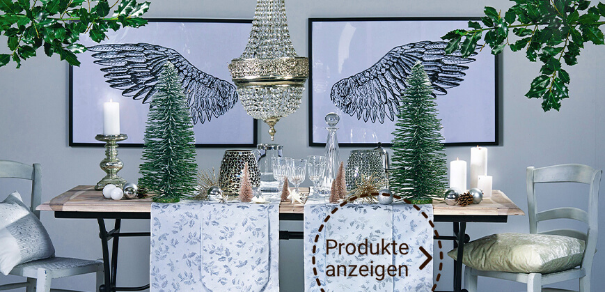 Tisch mit weihnachtlicher Dekoration und Tischläufern