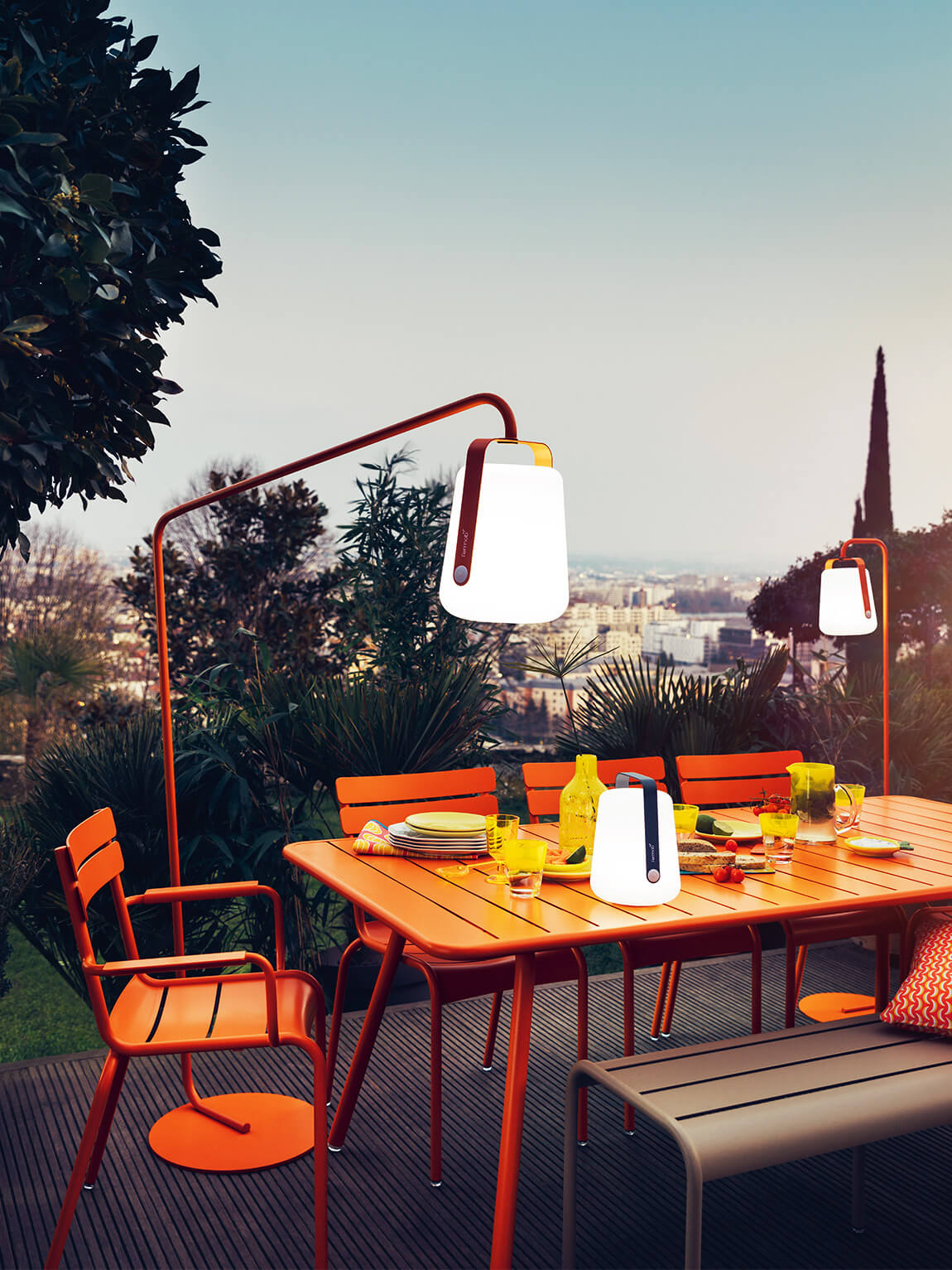 Gartenlampe vor rotem Tisch