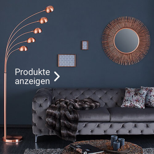 Graues Sofa mit Bogenlampe und Spiegel