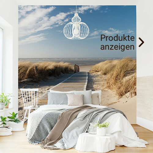 Gemütliches Bett mit einer Fototapete vom Ostsee Strand 