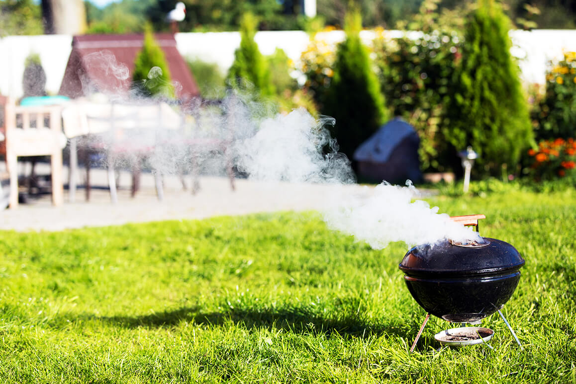 Kugelgrill auf Gartenwiese