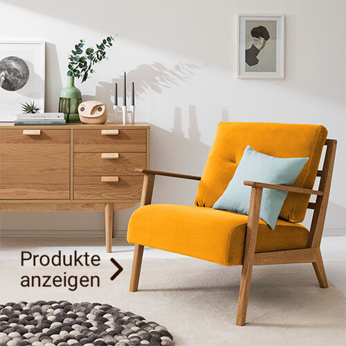 Senfgelber Sessel mit Holzkommode und Deko