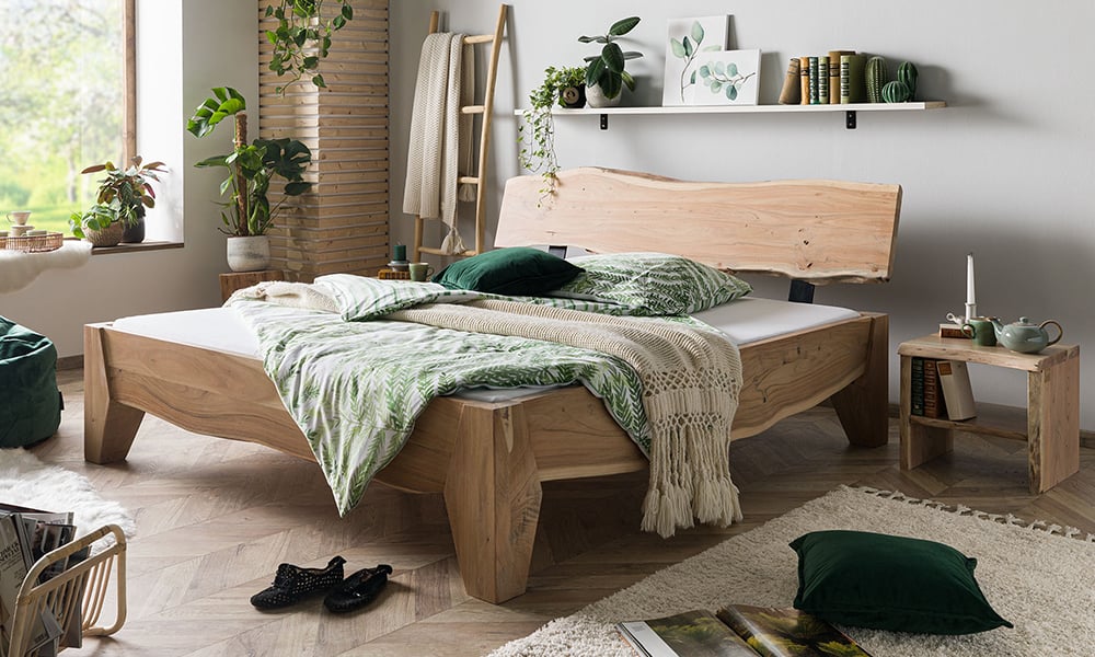 Baumkantenbett mit heller Bettwäsche