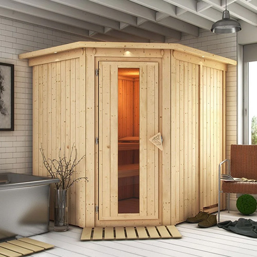Es ist eine Holzsauna im Badezimmer abgebildet.