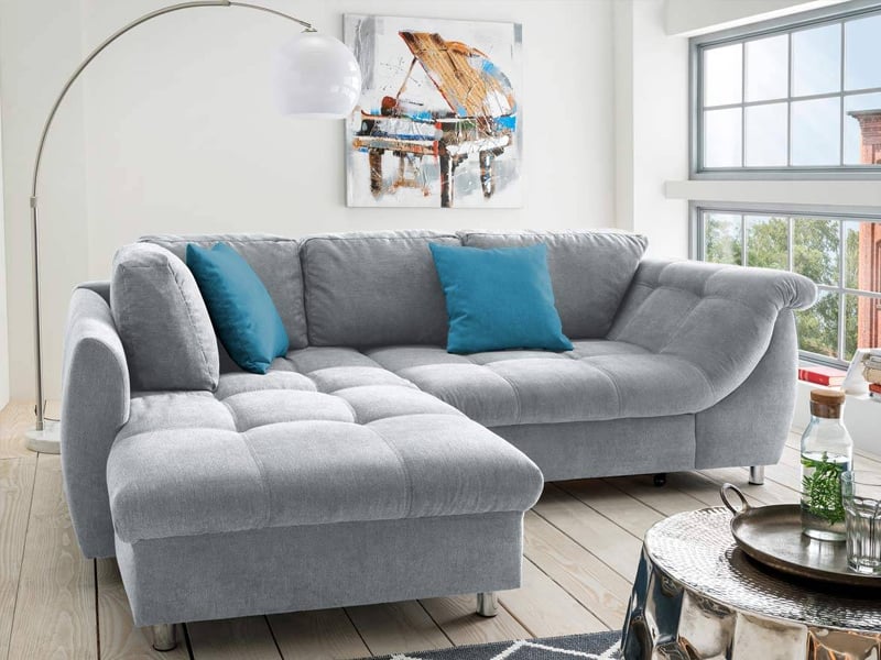 Graues Ecksofa im modernen Stil mit Bogenlampe