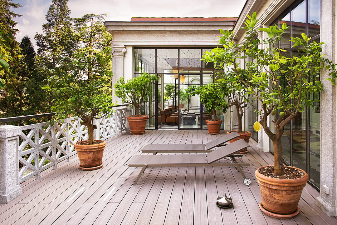 Balkon mit Holzboden und Liegestühlen