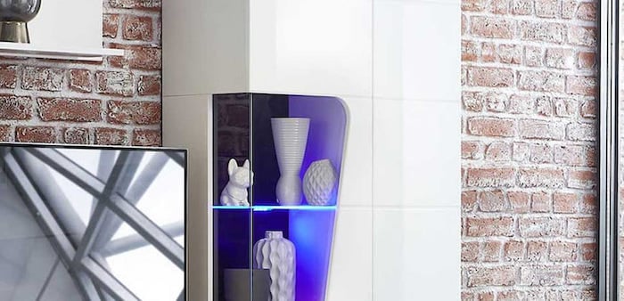 Wohnwand mit lila LED-Licht