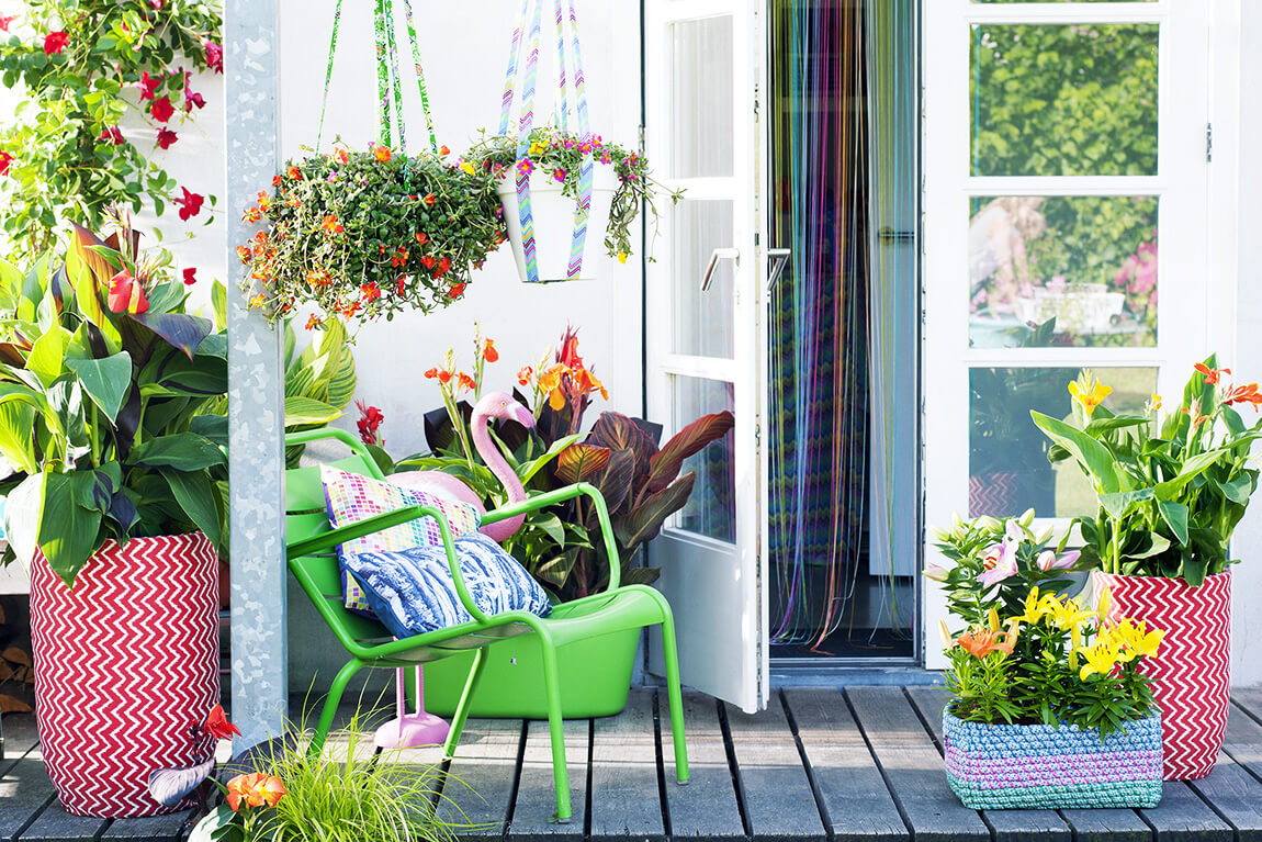 Gemütliche Terrasse mit bunten Töpfen