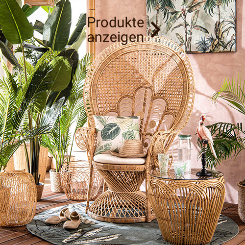 großer Rattansessel mit Kissen