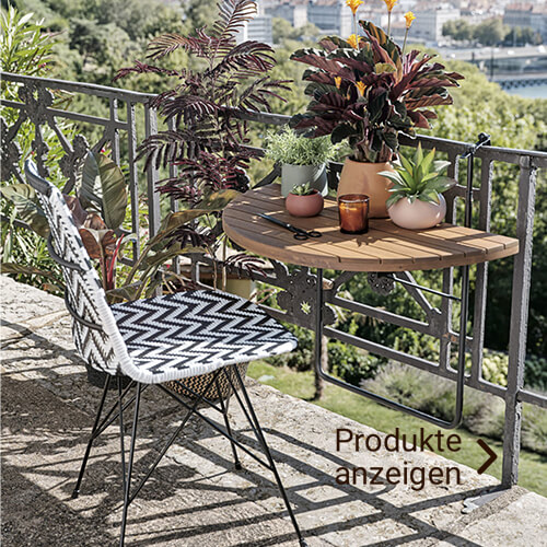 schwarz-weißer Stuhl mit Tisch für den Balkon