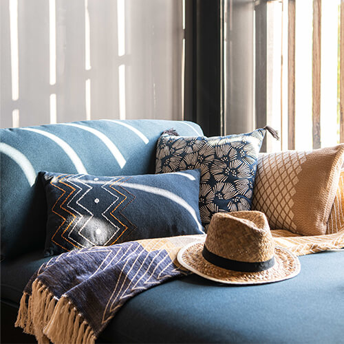Mediterranes blaues Sofa mit Kissen und Decke