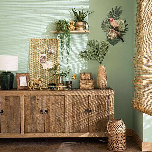Sideboard und Laterne aus Bambus im Boho Style