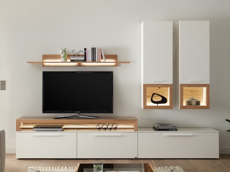 Moderne Wohnwand in weiß mit Holz-Elementen und integrierter Beleuchtung
