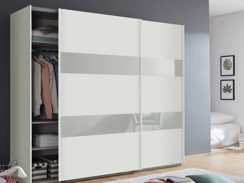 Weißer Schwebetürenschrank mit Hochglanz-Fronten