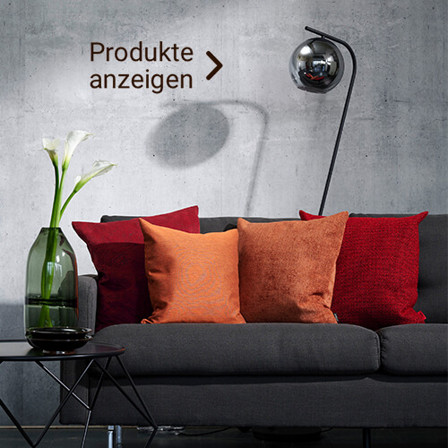 Sofa mit verschiedenen roten Kissen