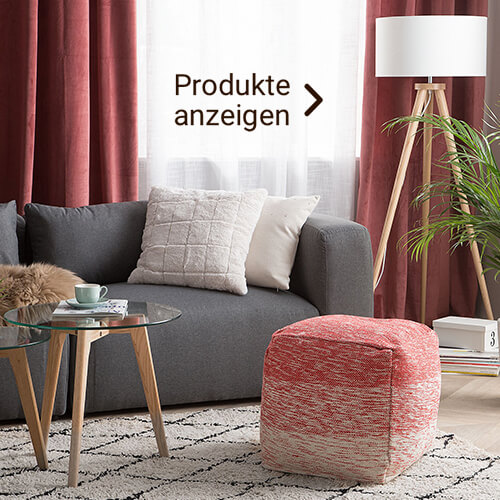 Roter Pouf vor grauem Sofa