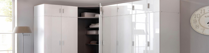 Weißer Drehtürenschrank in Hochglanzoptik