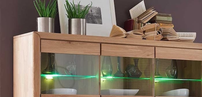 Glasschrank mit grünen LED