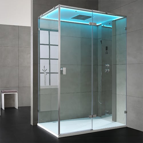 Es ist eine Dusche mit Deckenbeleuchtung abgebildet.